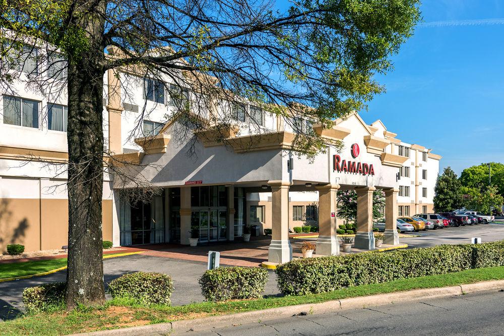 Ramada By Wyndham Birmingham Airport Hotel Exterior foto