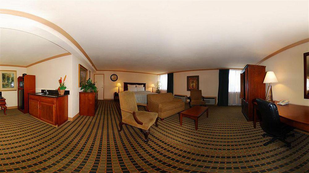 Ramada By Wyndham Birmingham Airport Hotel Exterior foto